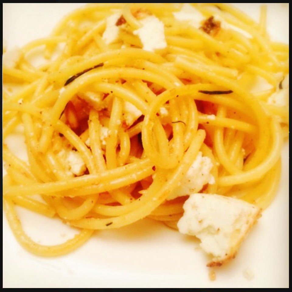 Bucatini ricotta al forno, pinoli, rosmarino